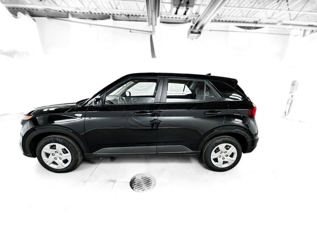 Used 2020 Hyundai Venue SE image 3