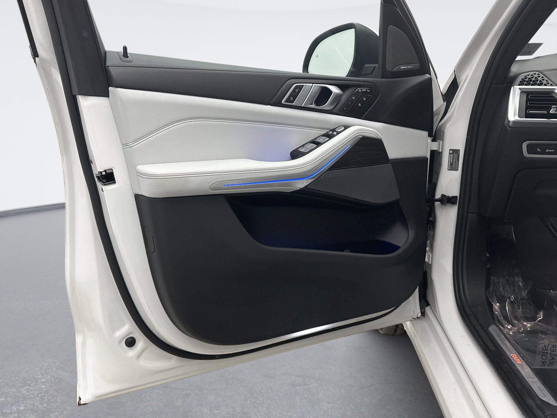 Used 2024 BMW X7 xDrive40i w/ Executive Package image 9