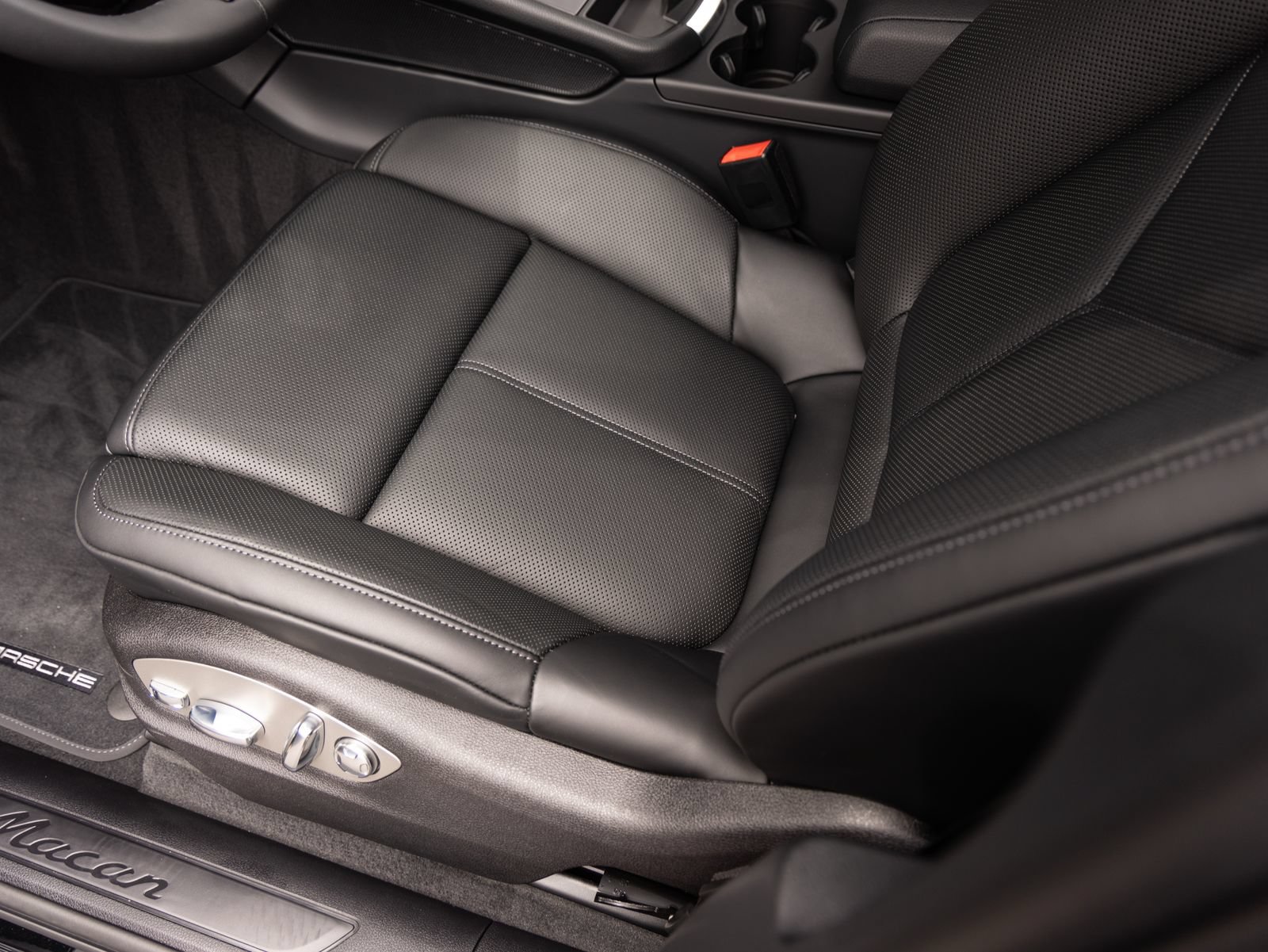 Certified 2026 Porsche Macan AWD/4WD image 22