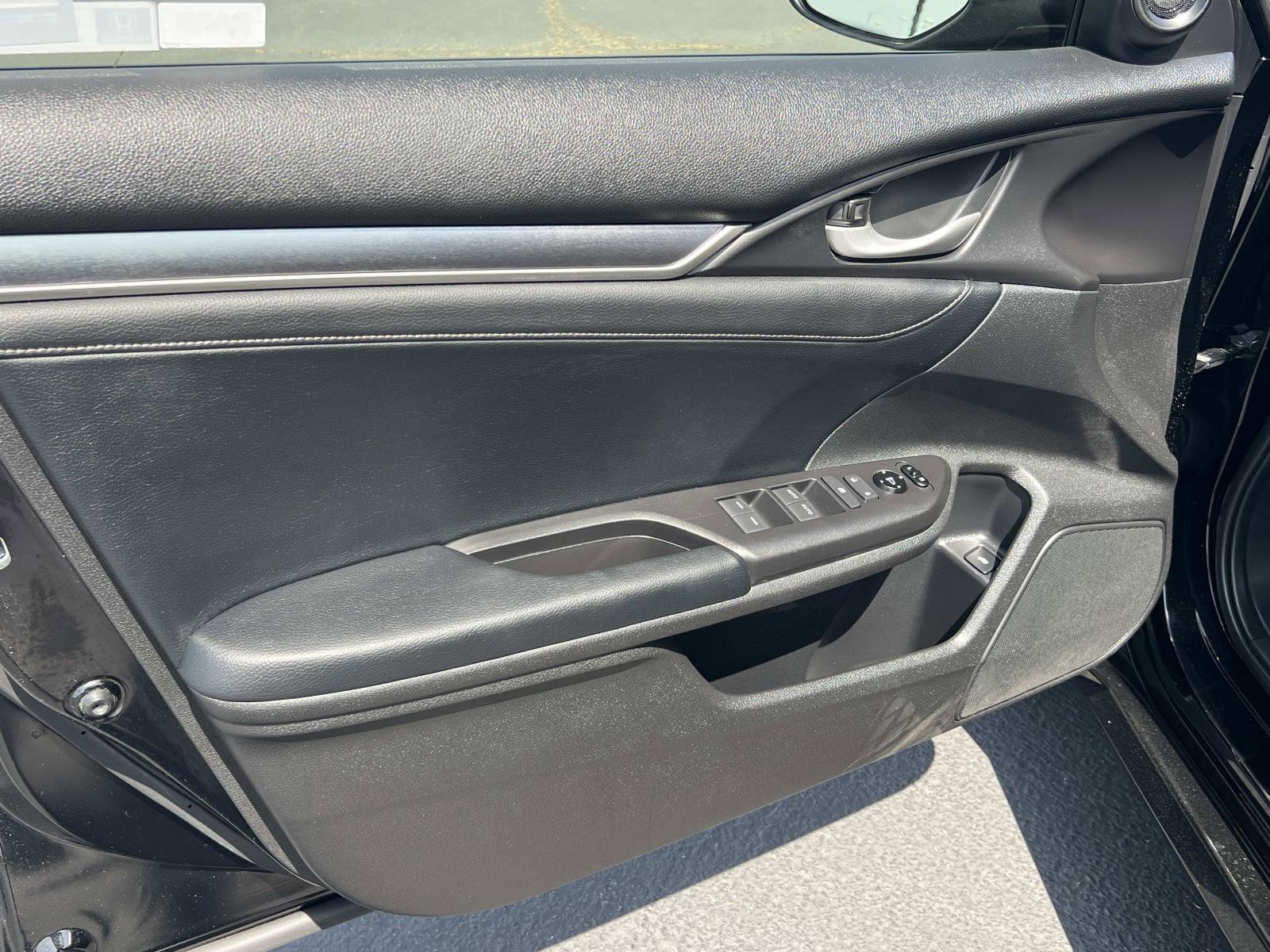 Used 2018 Honda Civic Touring image 6