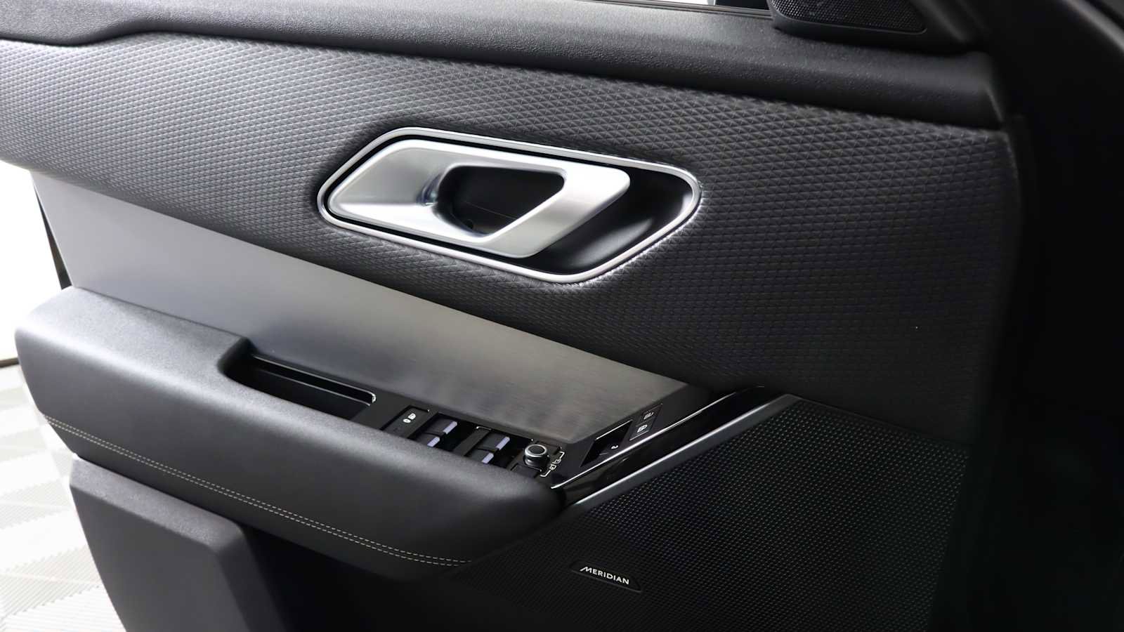 Used 2022 Land Rover Range Rover Velar R-Dynamic S image 15