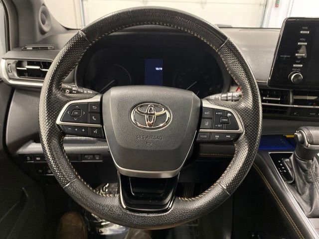 Used 2022 Toyota Sienna XLE Woodland Edition image 19