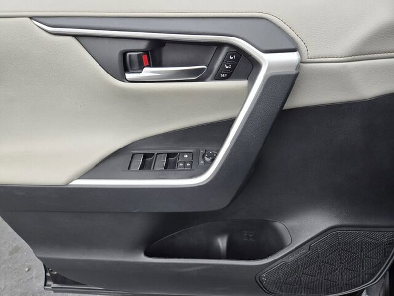 Used 2021 Toyota RAV4 Limited image 30