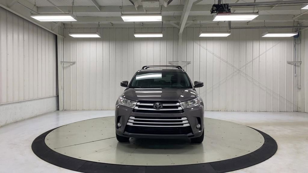 Used 2019 Toyota Highlander XLE FWD image 3