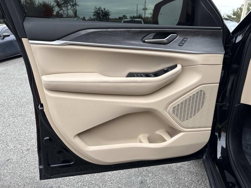 Used 2023 Jeep Grand Cherokee L Limited w/ Luxury Tech Group II image 22