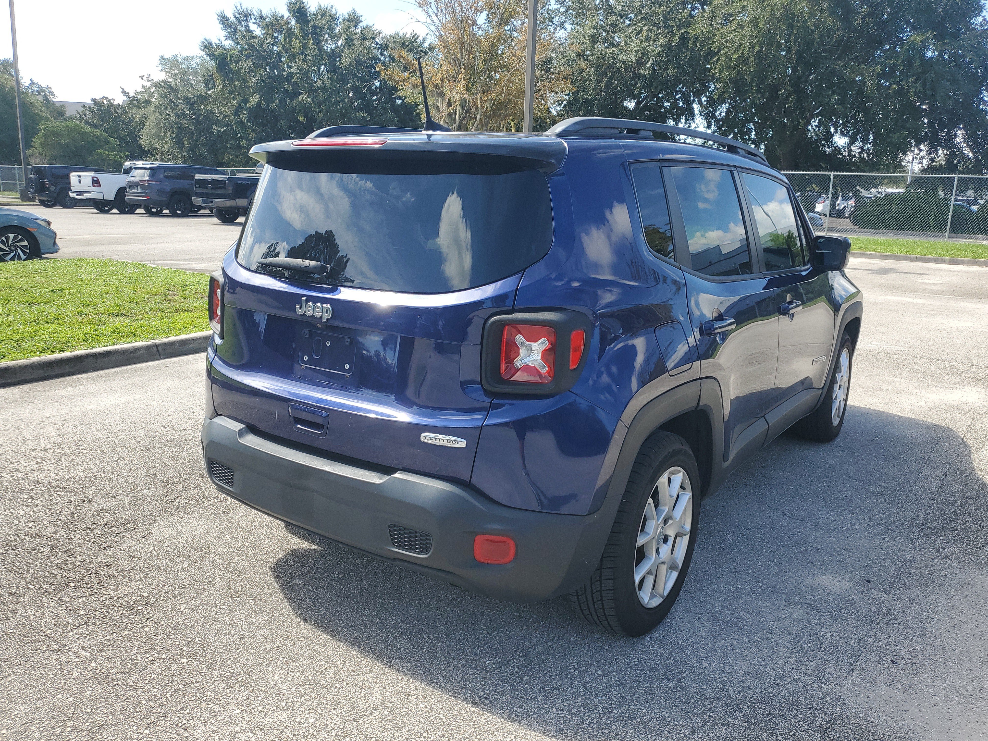Used 2019 Jeep Renegade Latitude FWD image 5