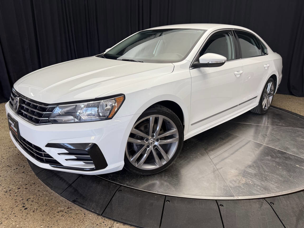 Used 2016 Volkswagen Passat 1.8T R-Line image 12