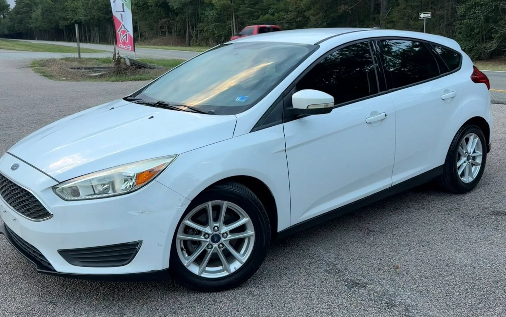 Used 2015 Ford Focus SE FWD image 2