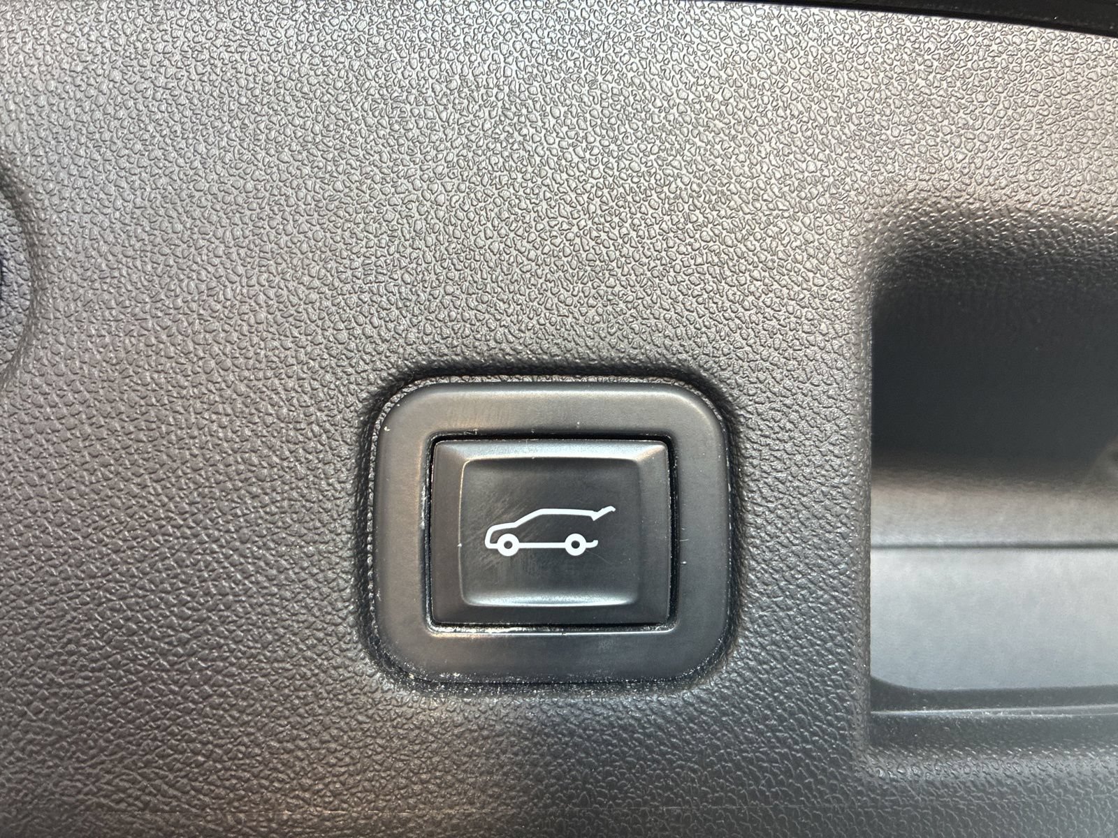 Used 2020 Chevrolet Equinox LT w/ Driver Convenience Package FWD image 12