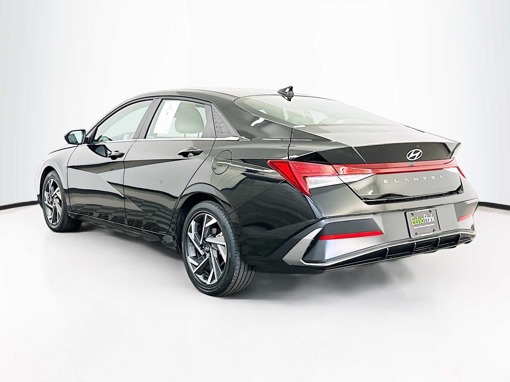 Used 2025 Hyundai Elantra SEL image 5