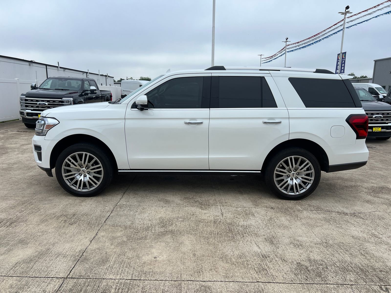 Used 2023 Ford Expedition Limited AWD/4WD image 6