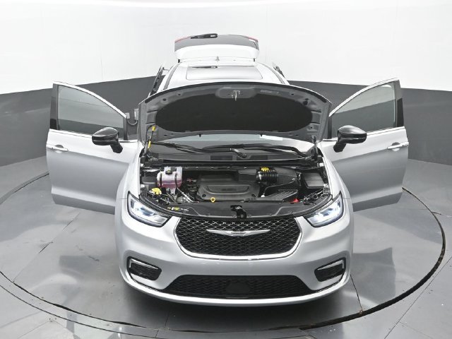 Used 2026 Chrysler Pacifica Limited FWD image 35