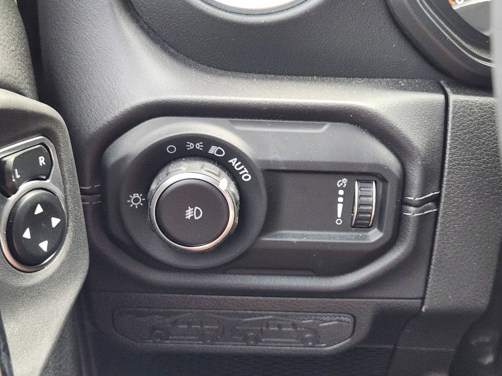 Used 2025 Jeep Wrangler Unlimited Sahara AWD/4WD image 27