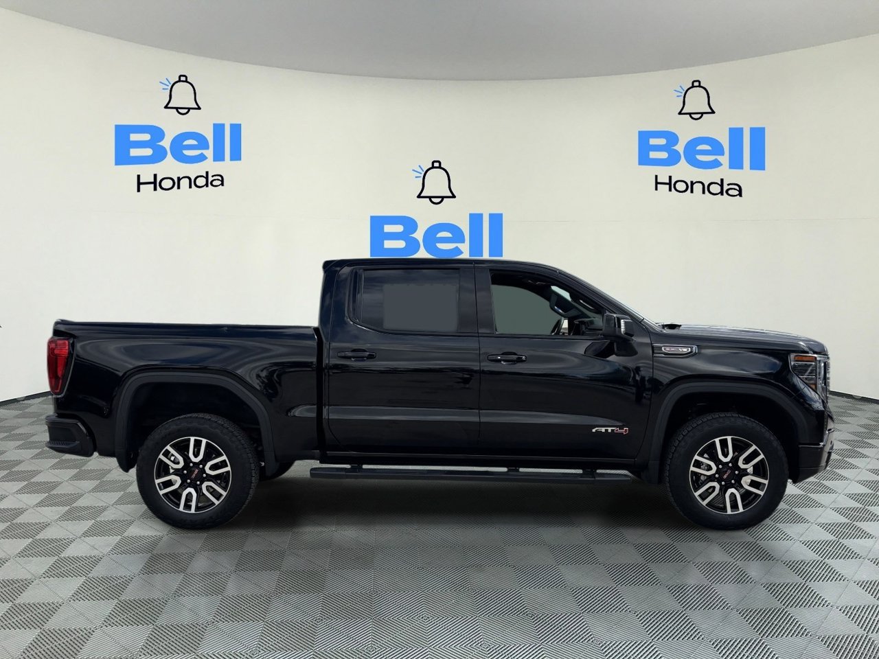 Used 2024 GMC Sierra 1500 AT4 w/ Technology Package AWD/4WD image 5