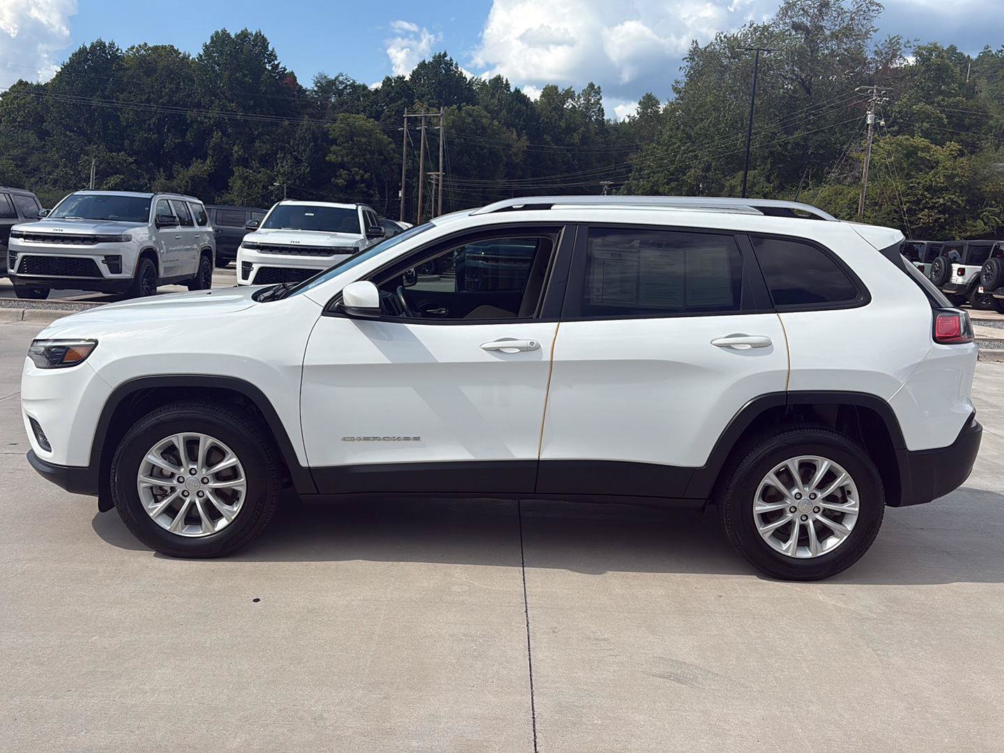 Used 2020 Jeep Cherokee Latitude w/ Cold Weather Group AWD/4WD image 7