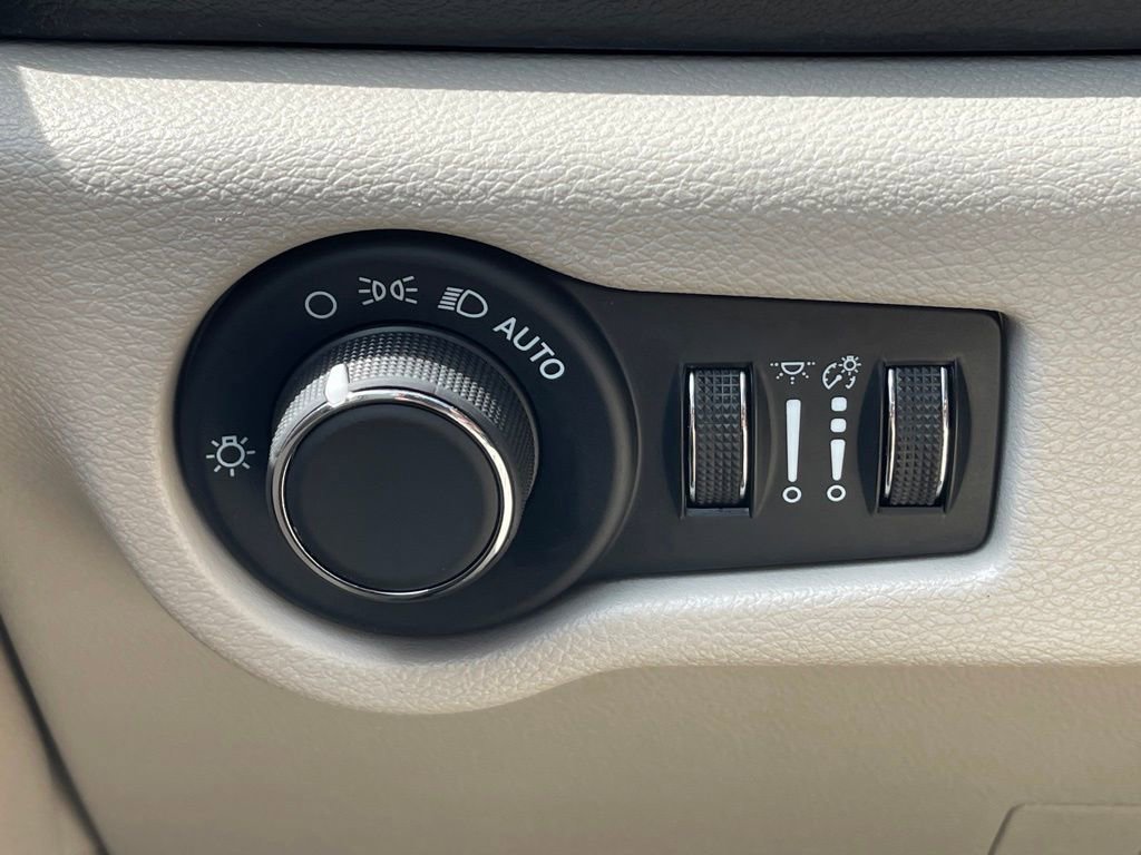 Used 2023 Chrysler Voyager LX image 14