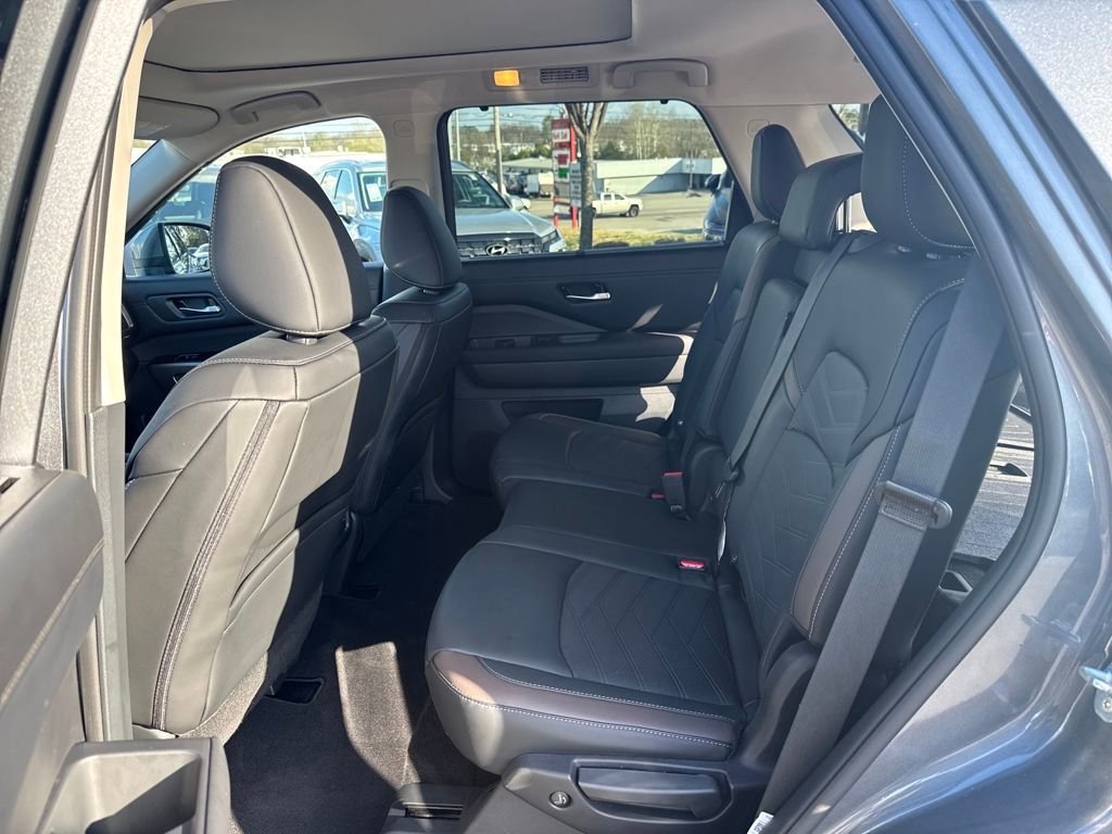 Certified 2025 Nissan Pathfinder Platinum w/ Black Appearance Package image 27