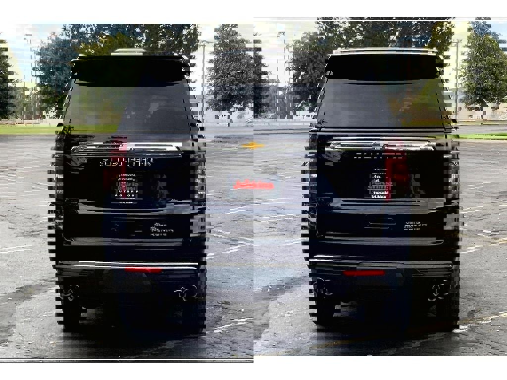 Used 2023 Chevrolet Suburban Premier image 4