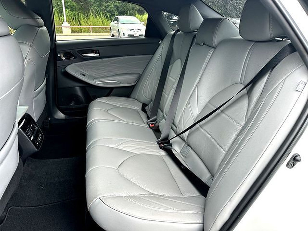 Used 2022 Toyota Avalon Limited w/ Advanced Safety Package FWD image 19