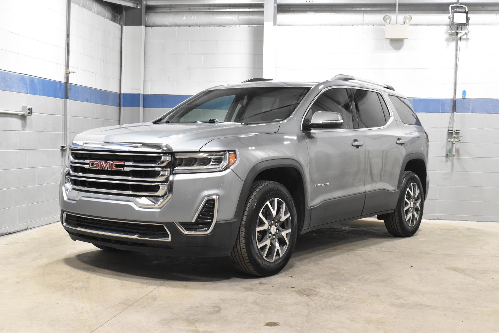 Used 2023 GMC Acadia SLE w/ Driver Convenience Package image 2