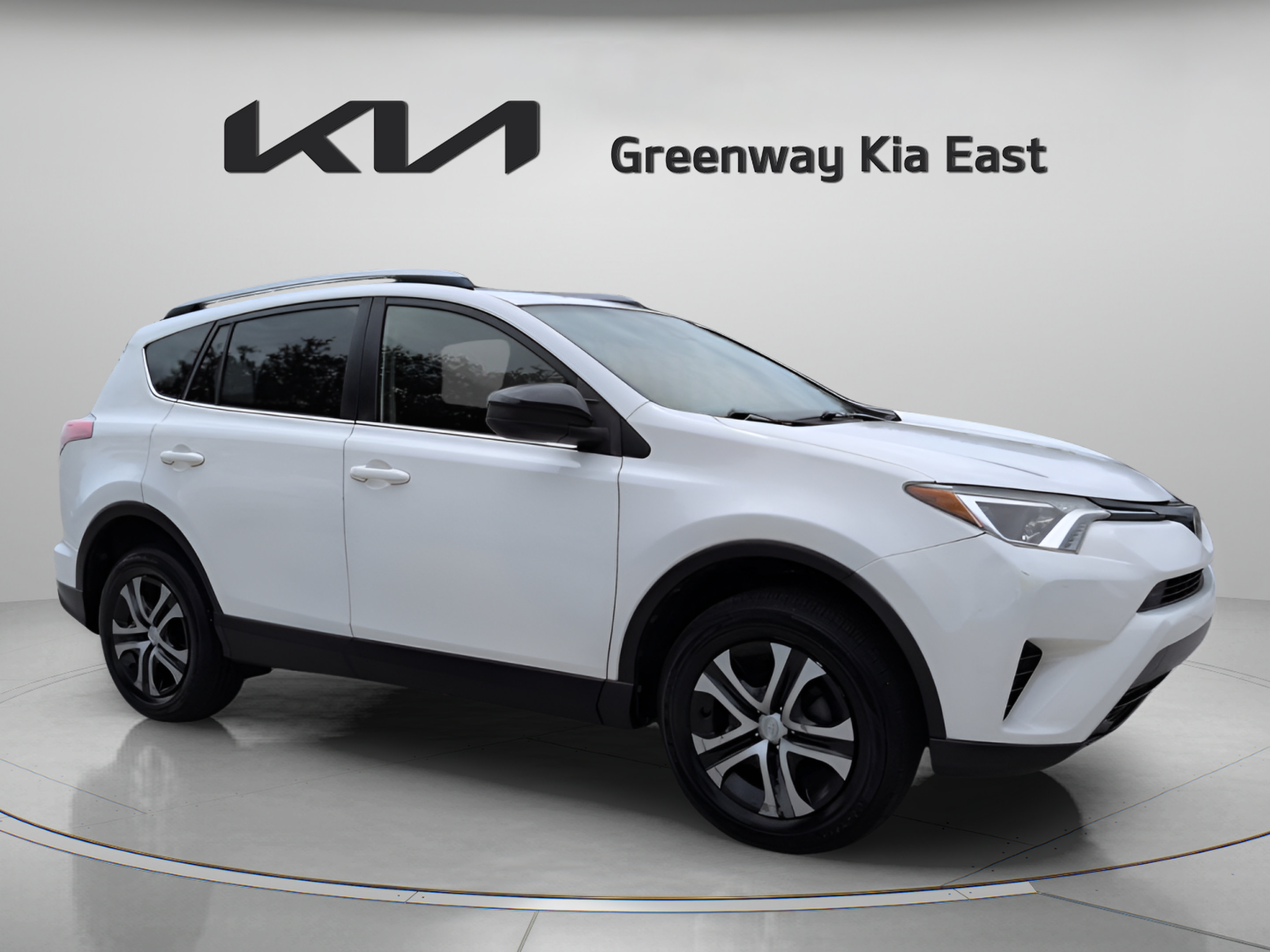 Used 2017 Toyota RAV4 LE FWD image 3