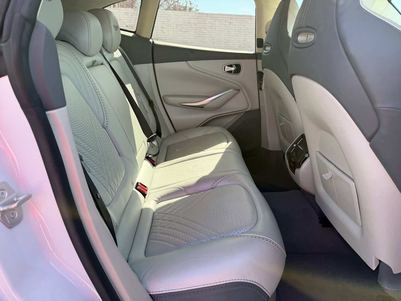 Used 2021 Aston Martin DBX image 23