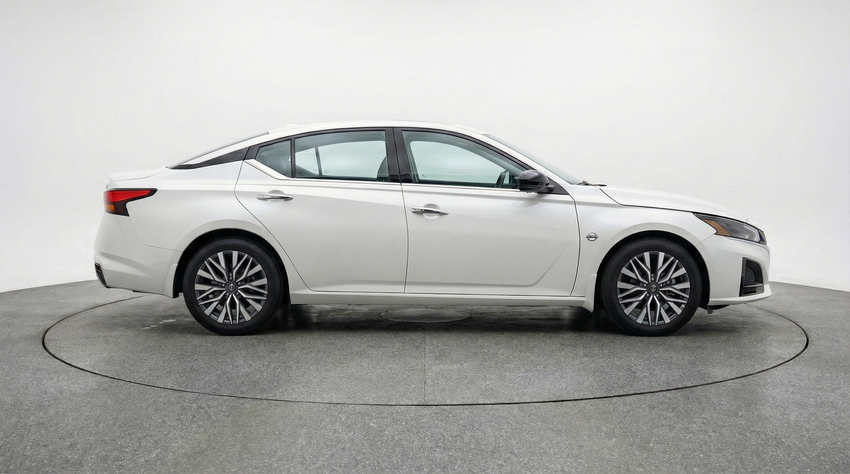 Used 2025 Nissan Altima 2.5 SV image 11