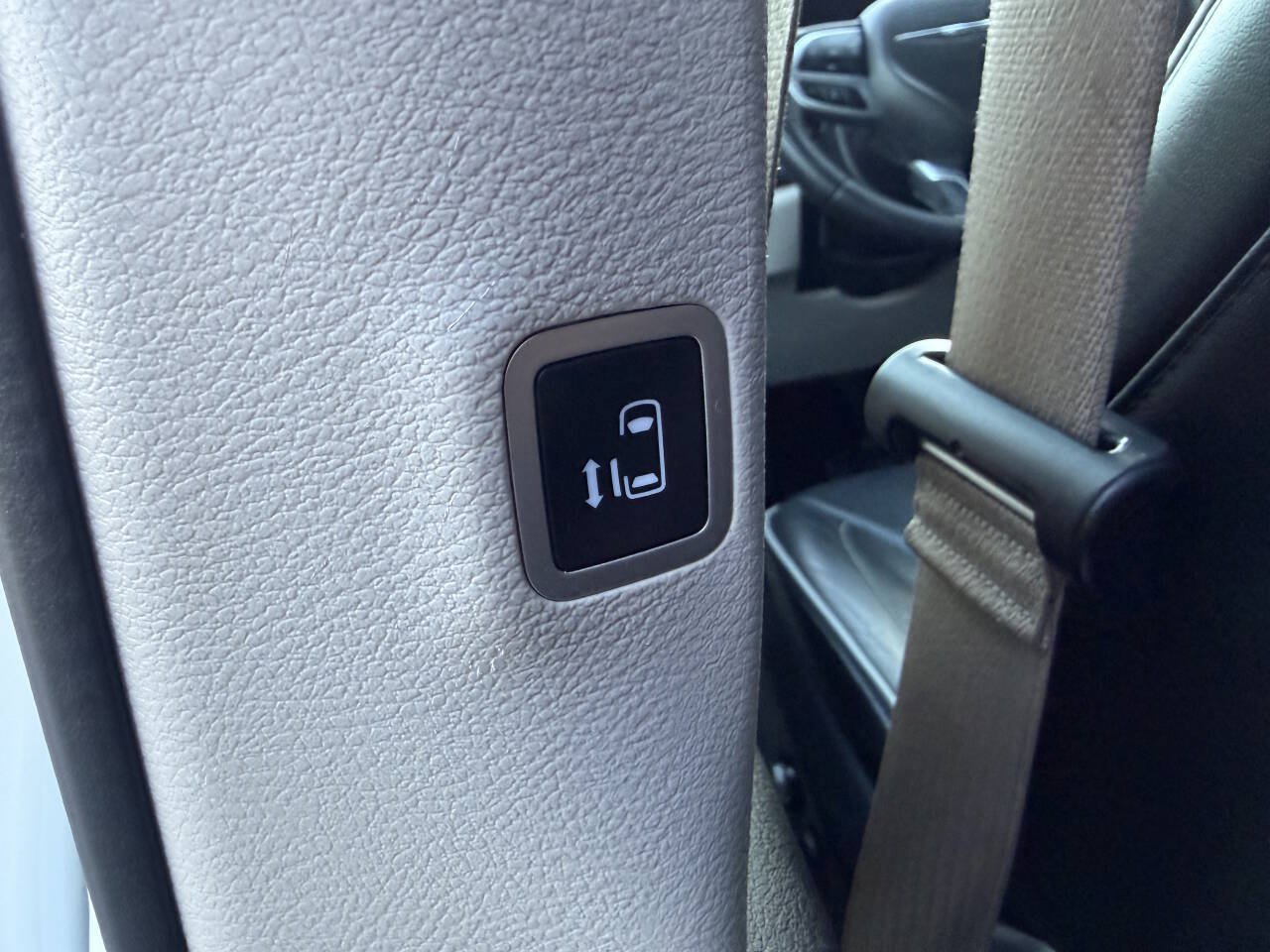 Used 2022 Chrysler Pacifica Limited FWD image 31