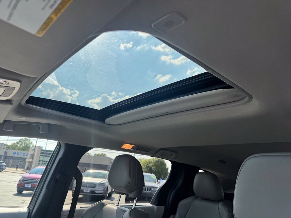 Used 2026 Toyota Sienna XLE FWD image 7