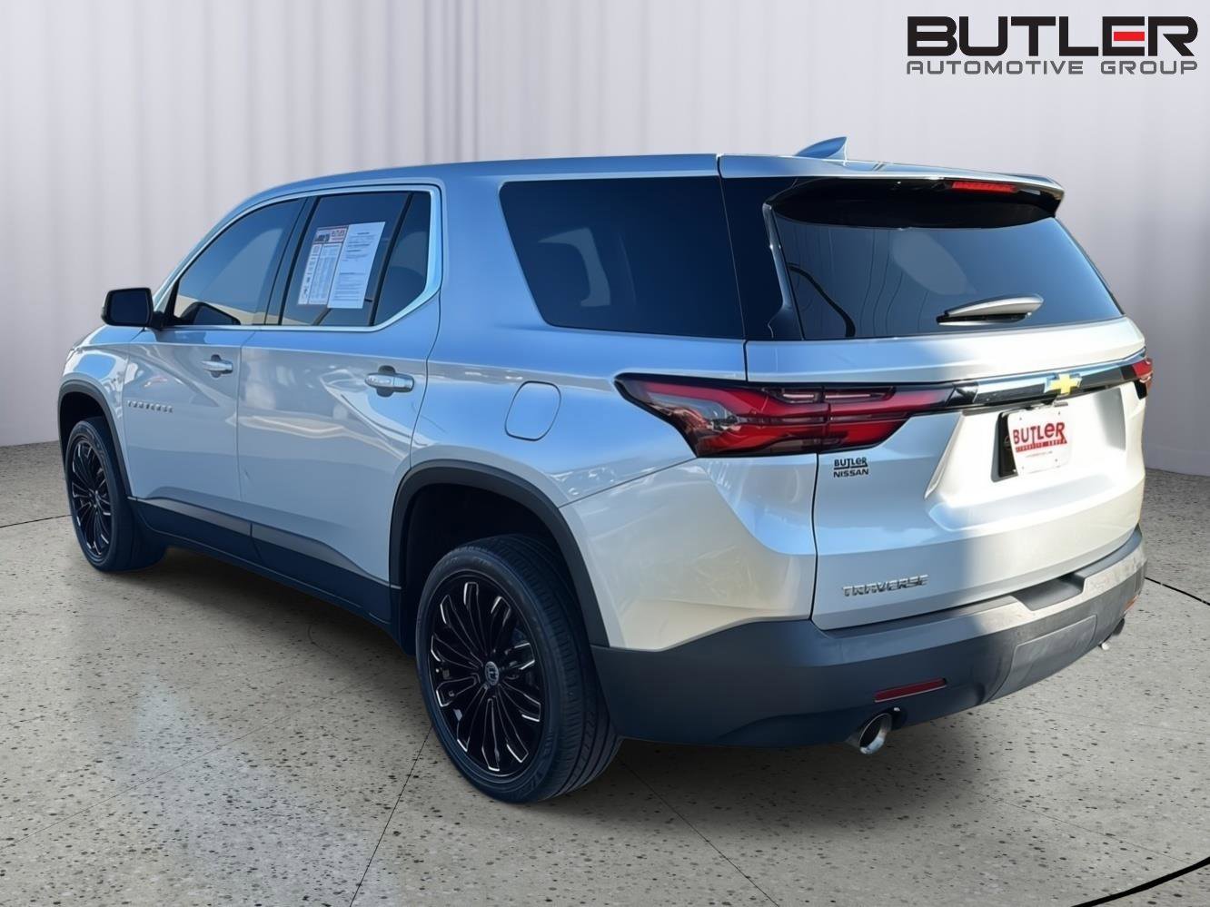 Used 2022 Chevrolet Traverse LS image 3