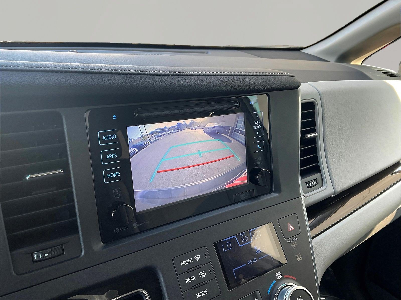 Used 2015 Toyota Sienna XLE Premium FWD image 14