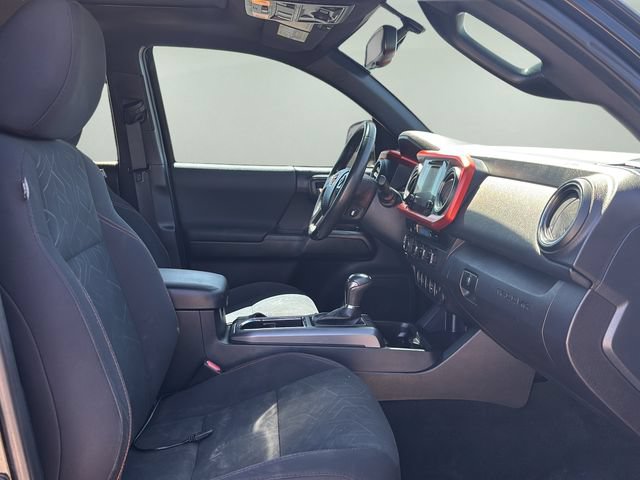 Used 2017 Toyota Tacoma TRD Off-Road w/ Premium & Technology Package AWD/4WD image 10