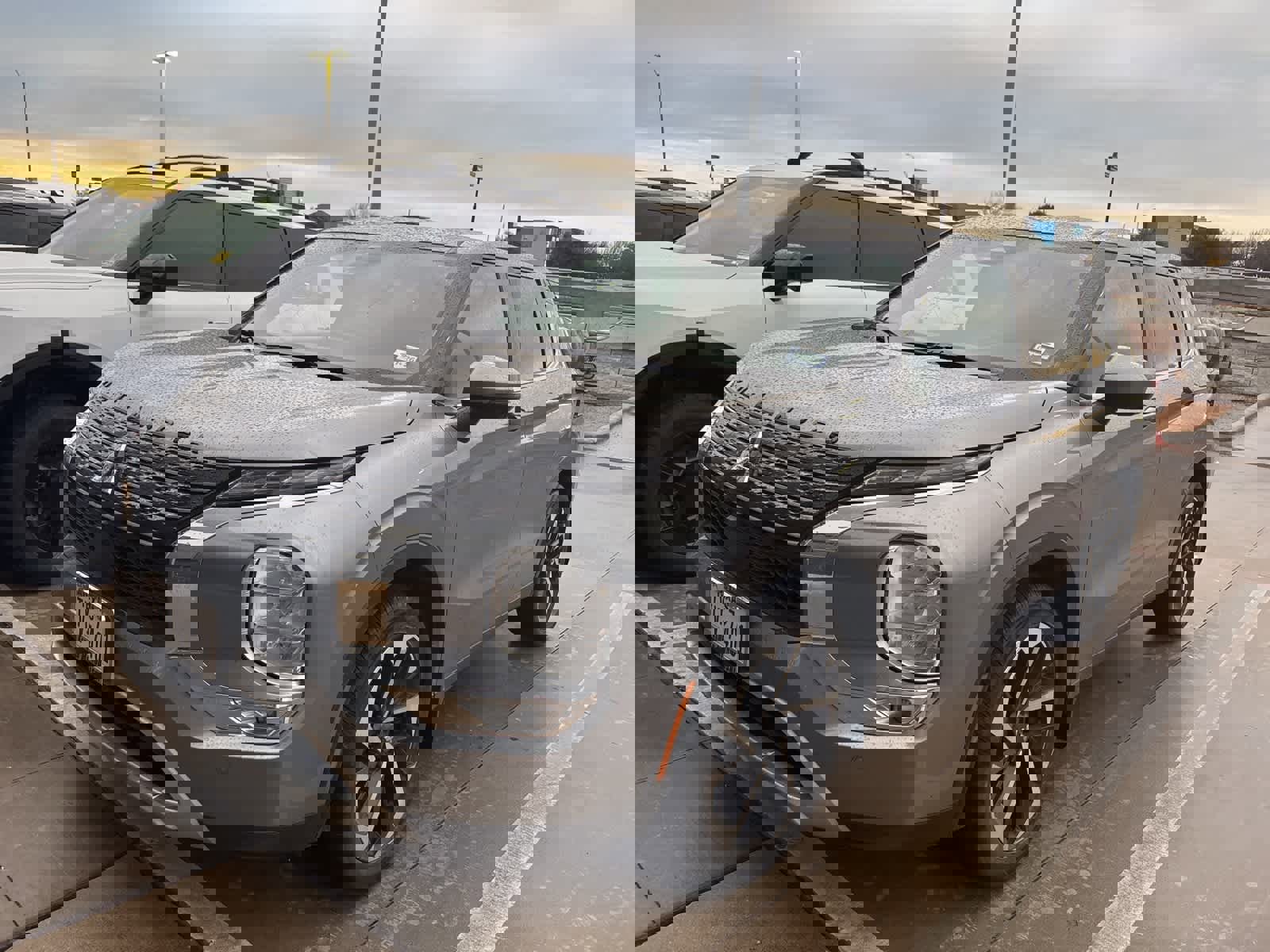 Used 2024 Mitsubishi Outlander SE image 1