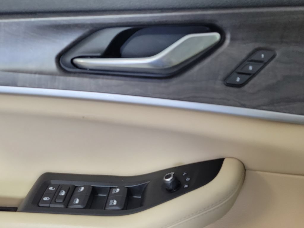 Used 2025 Jeep Grand Cherokee L Limited w/ Luxury Tech Group II RWD image 16