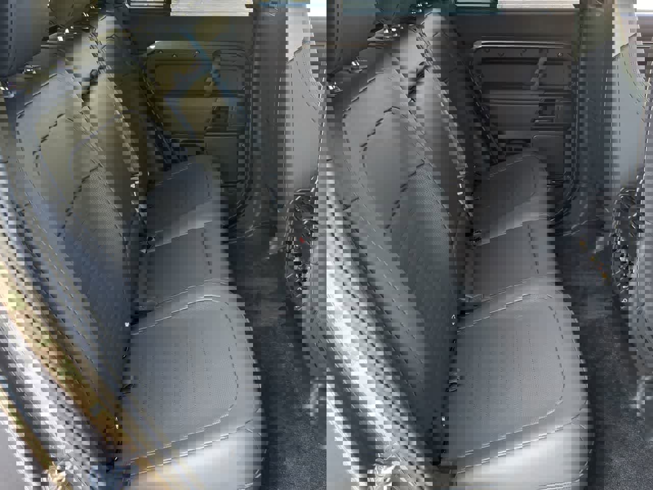 Used 2025 Land Rover Defender 110 image 22