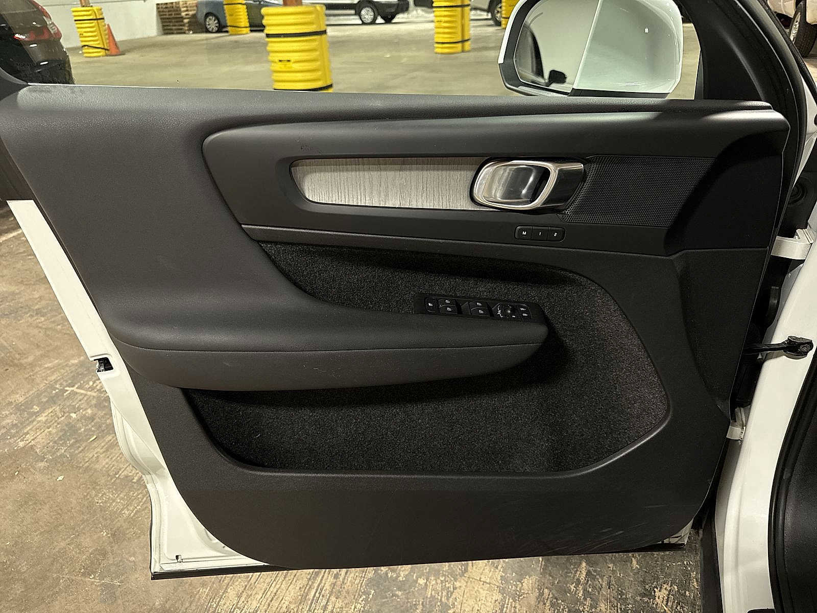 Used 2023 Volvo XC40 B5 Plus image 31