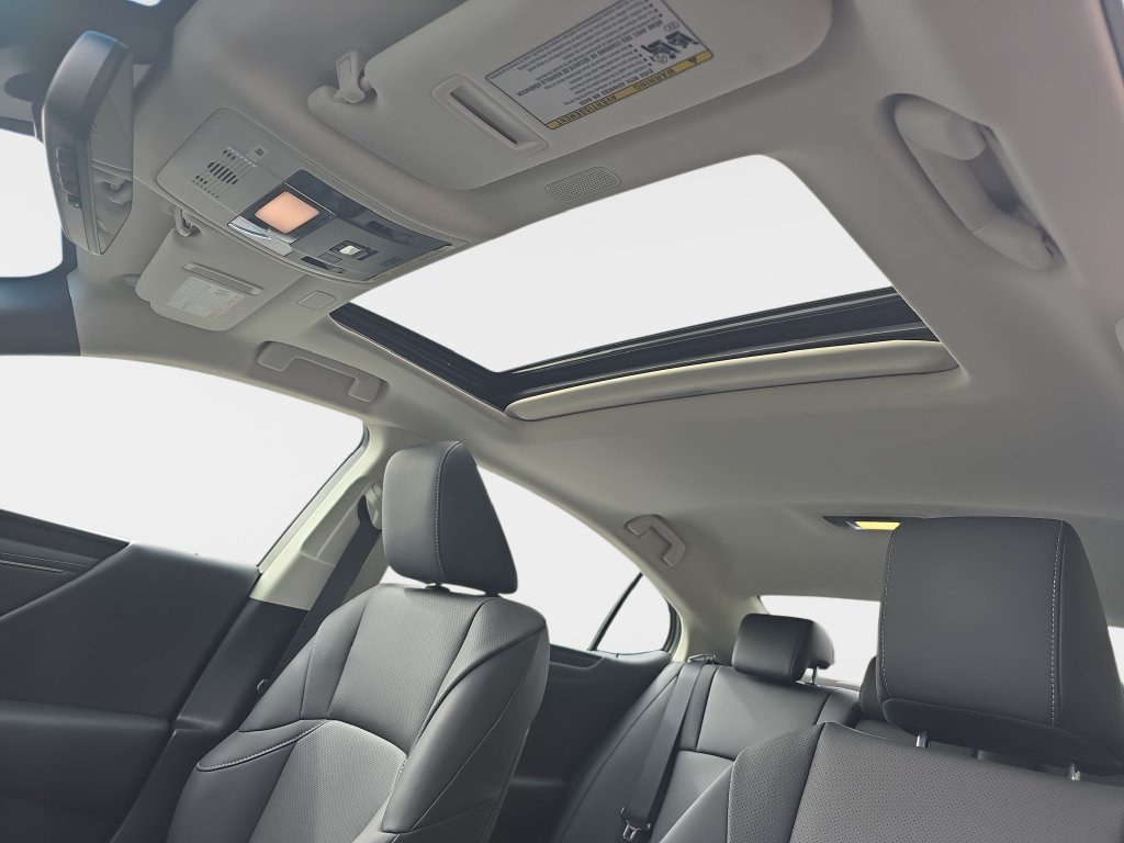 Used 2025 Lexus ES 300h w/ Premium Package FWD image 32