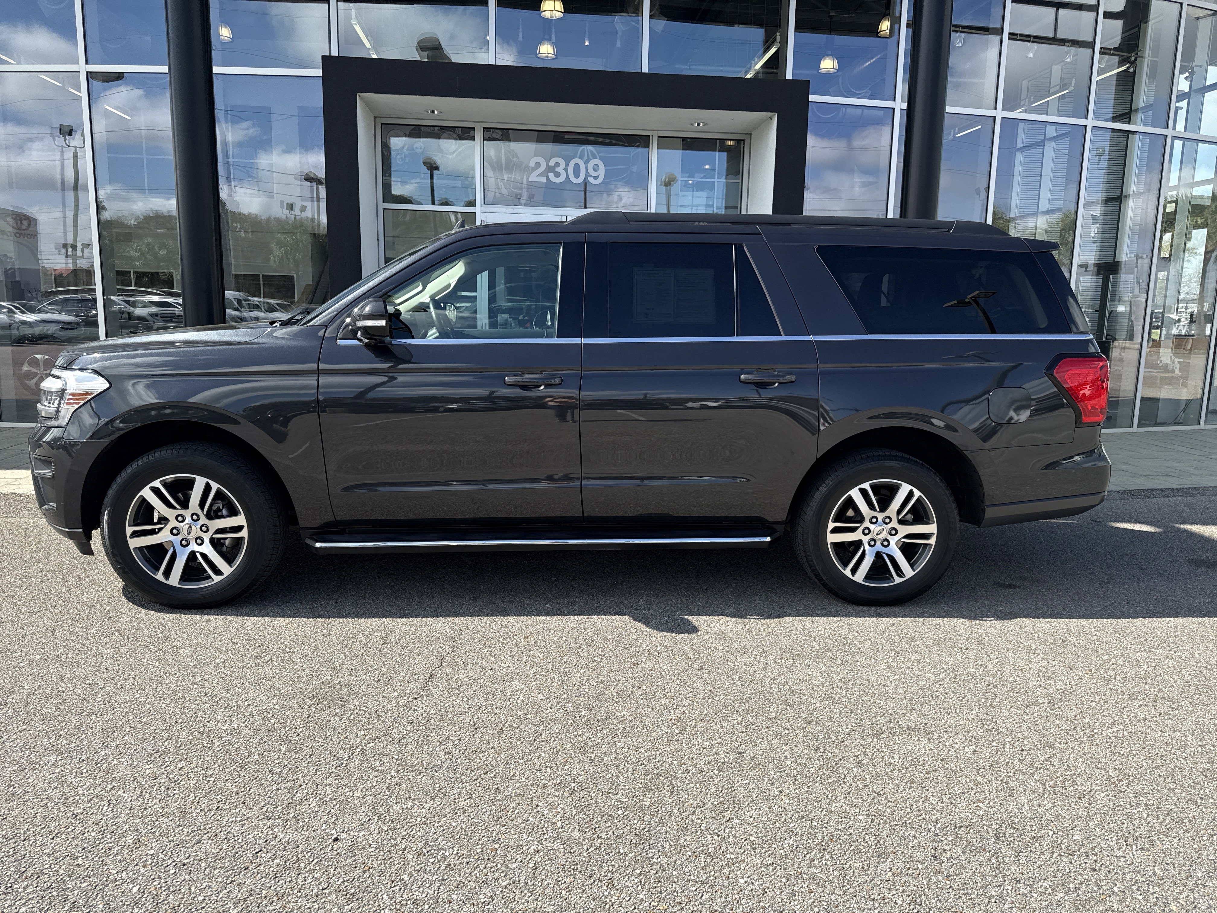 Used 2022 Ford Expedition Max XLT image 2