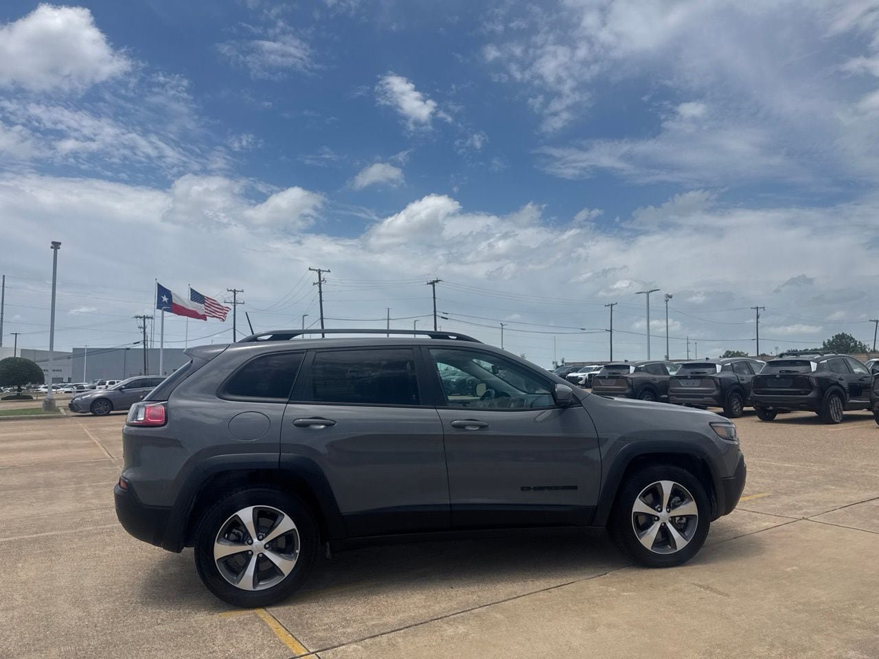 Used 2020 Jeep Cherokee Latitude w/ Quick Order Package 26F North AWD/4WD image 24
