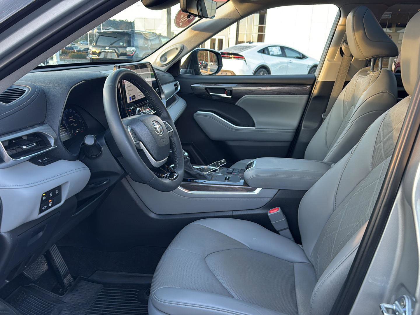 Used 2024 Toyota Highlander Platinum image 8