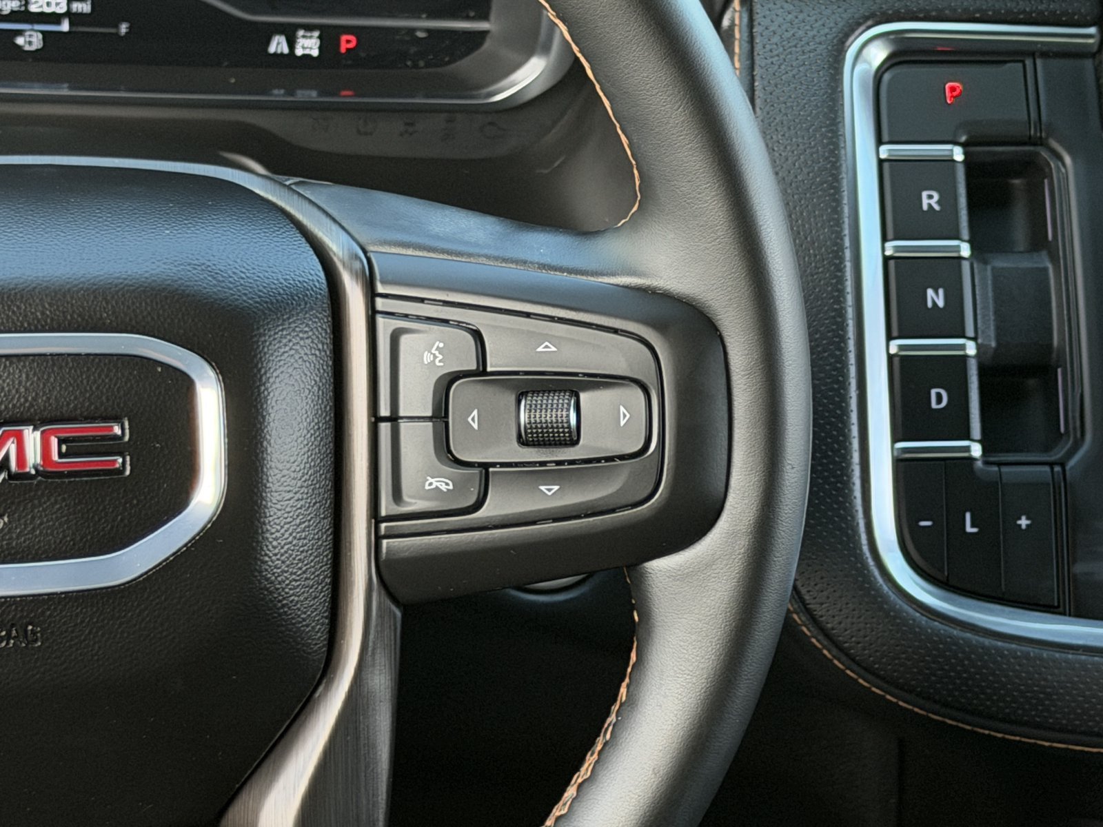 Used 2024 GMC Yukon AT4 w/ Technology Package AWD/4WD image 17
