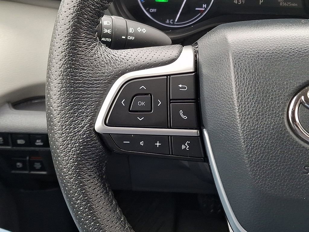 Used 2021 Toyota Sienna Limited image 22