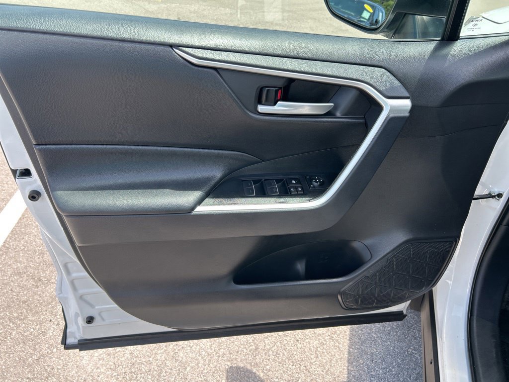 Used 2025 Toyota RAV4 XLE AWD/4WD image 18