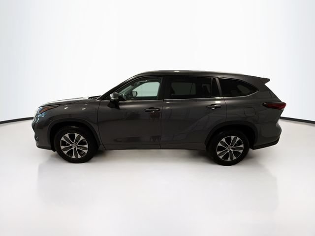 Certified 2025 Toyota Highlander XLE FWD image 4