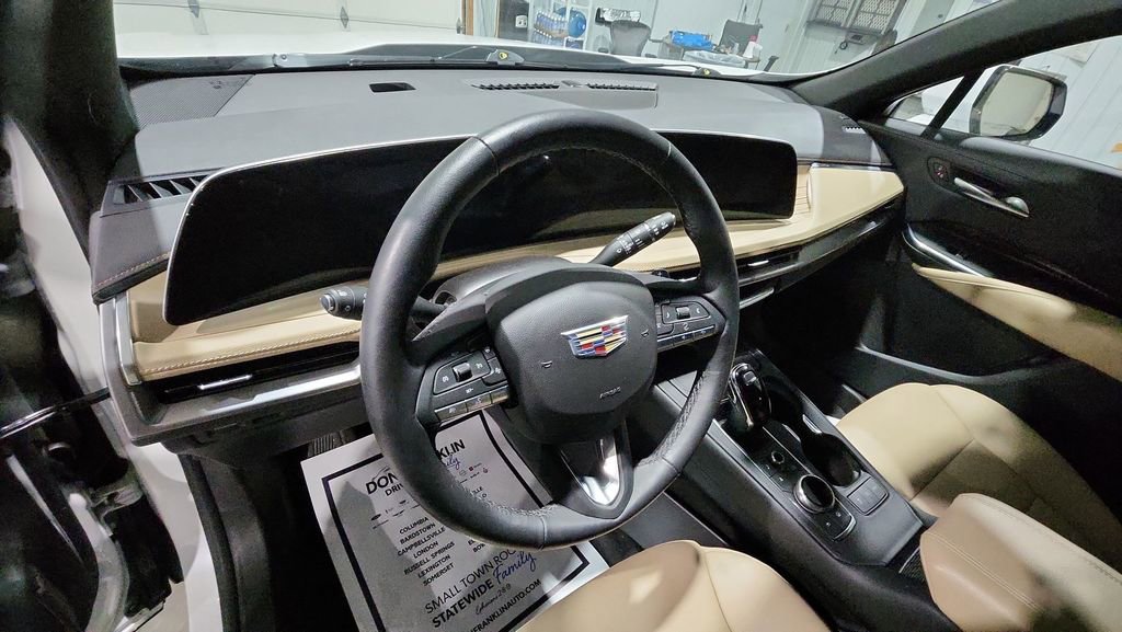Used 2024 Cadillac XT4 Premium Luxury image 10