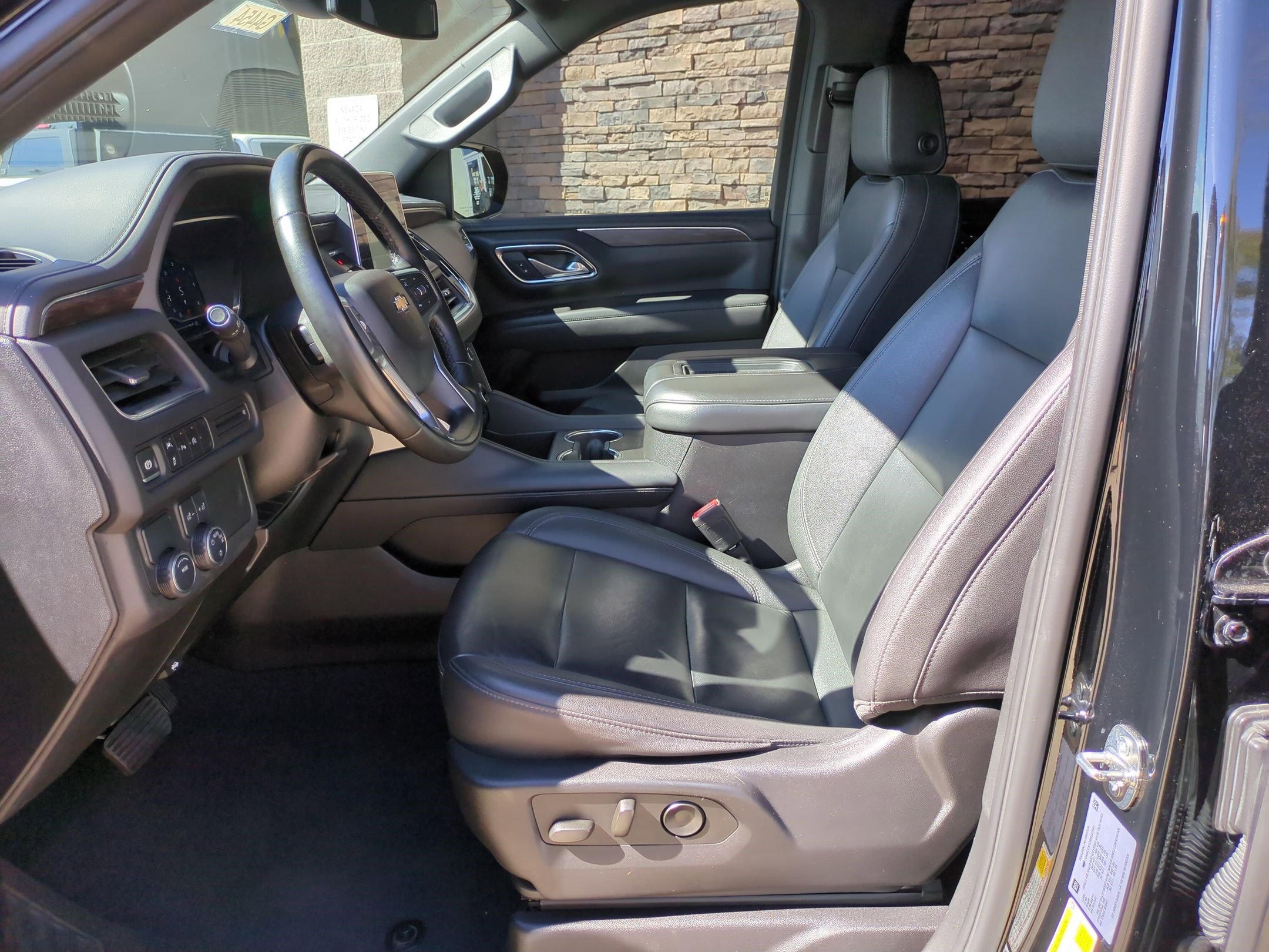 Used 2024 Chevrolet Suburban LT image 24