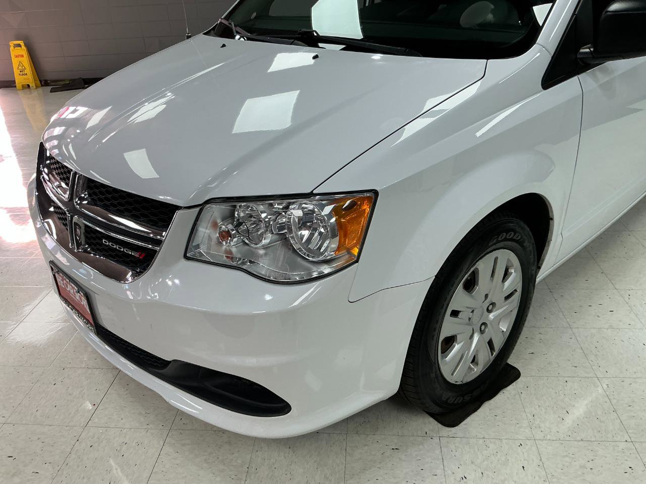 Used 2019 Dodge Grand Caravan SE w/ UConnect Hands-Free Group image 32