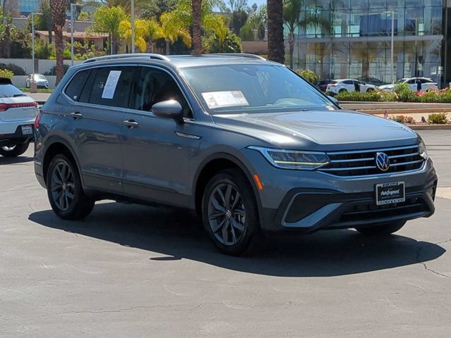 Used 2022 Volkswagen Tiguan SE w/ Panoramic Sunroof Package FWD image 3