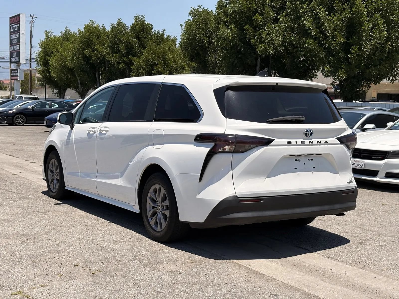 Used 2023 Toyota Sienna LE FWD image 2