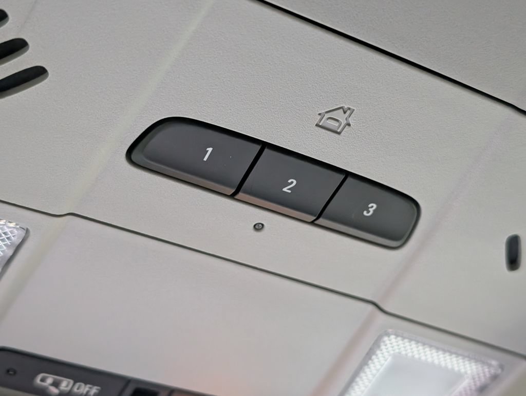Used 2020 Chevrolet Equinox Premier FWD image 38